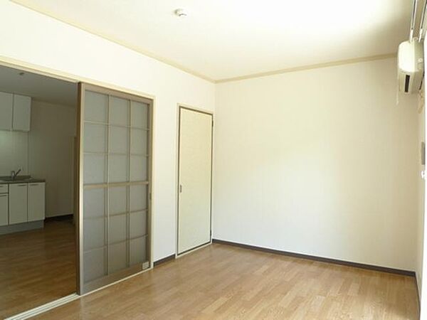画像5:【洋室】DKとつながる広さ5.3帖の洋室です♪