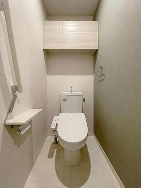 画像10:【トイレ】大理石調の床とグレーのアクセントクロスを施し、清潔感と品の良さを感じるトイレです。
