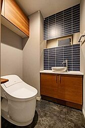 ■トイレ■スタイリッシュな手洗いカウンターあります！トイレは温水洗浄暖房便座付！壁紙・床材のコントラストにより上質な空間を演出♪