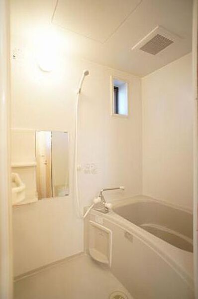 画像11:換気と採光を考慮した小窓付きの明るく、清潔感あるバスルーム♪明るい雰囲気の浴室は一日の疲れを癒やしてくれます♪