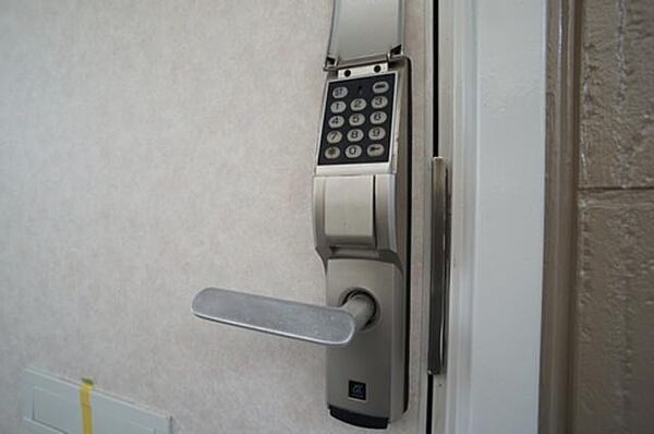 画像4:お部屋の玄関ドアはデジタロック仕様です！鍵の紛失も防げます。