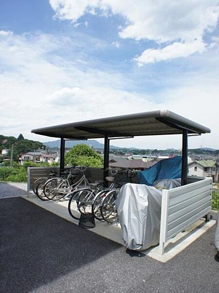 画像3:大切な自転車保管時の雨ざらし回避のための屋根付きサイクルポート付き♪