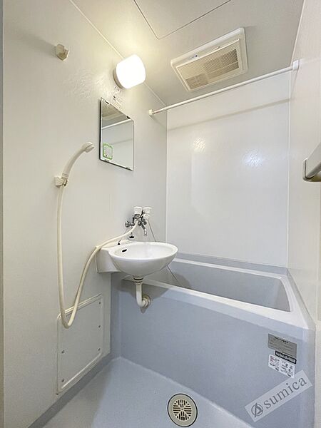 画像18:鏡付きの使いやすい洗面です。浴室一体型タイプ。