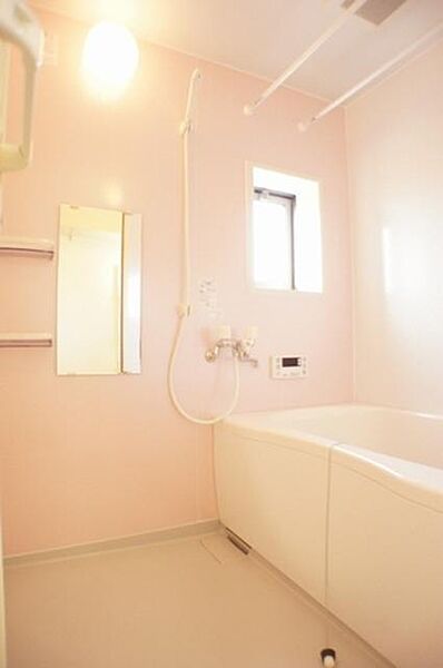 画像9:■浴室■1日の疲れを取るお風呂は壁の一面だけ色を変えてアクセントを付けています。沸かし直しができて経済的な追焚機能付き☆