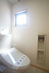 [その他] トイレには温水洗浄暖房便座がございます。小窓もありますので換気も出来、清潔感のあるトイレです。