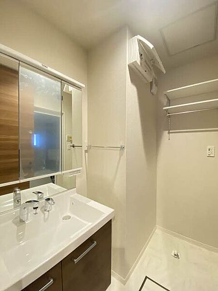 【洗面室】3面鏡タイプのシャンプードレッサ−　収納棚やラックが付いているため、洗面室・浴室周りの備品収納に便利