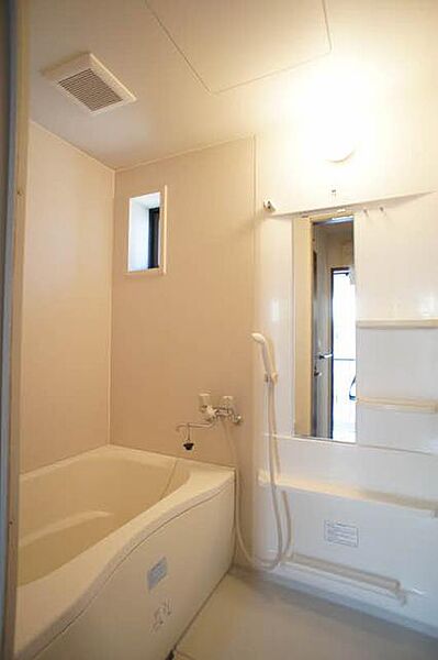 画像5:【浴室】換気と採光を考慮した小窓付きの明るく、清潔感あるバスルーム♪明るい雰囲気の浴室は一日の疲れを癒やしてくれます♪　追炊き機能付きです。