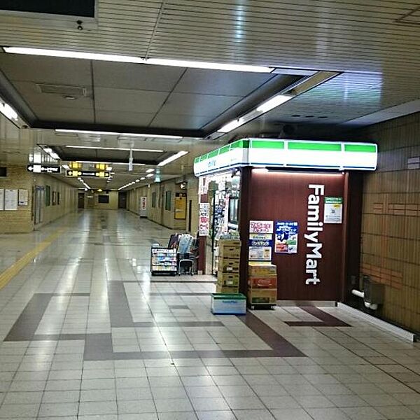 画像23:ファミリーマート高井田駅中央店 322m