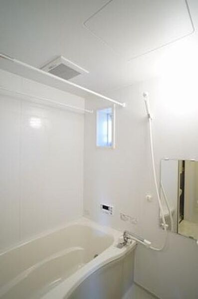 画像9:■浴室■1日の疲れを取るお風呂は白を基調とした清潔感ある浴室。沸かし直しができて経済的な追焚機能付き☆