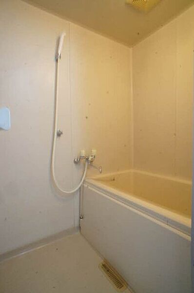 画像6:【浴室】白を基調とした清潔感溢れるバスルーム♪一日の疲れを癒してくれるリラックス空間♪