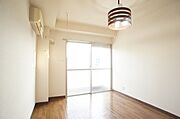 木目調のクッションフロアは清潔でやわらかい雰囲気です