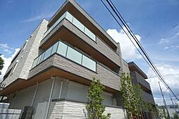 重厚感のある外壁に高級感のある石張りをアクセントにし、緑が和やかな雰囲気を醸し出す外観です。
