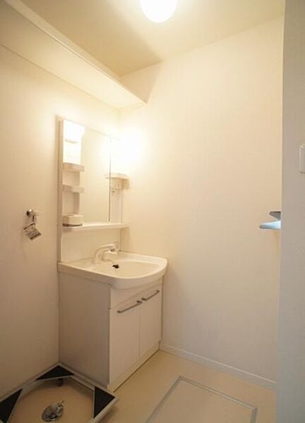 画像12:【洗面所】洗面スペースもゆったりサイズ！洗濯機置き場も十分確保できます◎