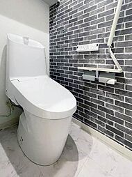 【トイレ】洗練されたブルックリンスタイル調のトイレ。ペーパー類の収納に便利な上部吊戸棚、手摺、小物を置けるペーパーフォルダーを設置し、機能的にも充実しています。