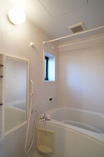 その他画像：【浴室】ホワイト基調の清潔感のある浴室。お風呂は追い焚き機能付！