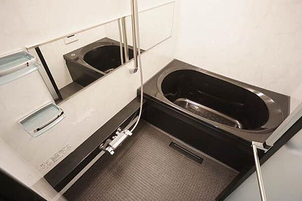 画像15:浴室はゆとりある浴槽設計です。サーモスタッド水栓付きとなります。【追焚き機能付き】、【浴室乾燥機付き】です。