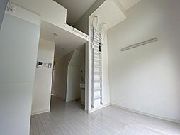 清明 1階ワンルームのリビング/ダイニング