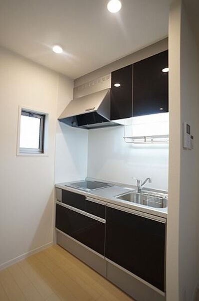 画像8:【キッチン】上下に分かれた戸棚は収納力抜群！大型の換気扇も付いてお料理好きの方も大満足です◎ お掃除らくらくＩＨクッキングヒーター付きです。