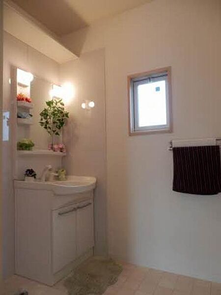 画像6:シャワー付き付洗面化粧台です。小窓があるので、換気しやすい！