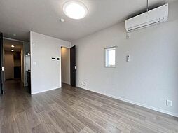 【洋室8.7帖】深みのあるブラウンの床材と建具が、しっとりとした落ち着きのある大人の雰囲気を醸し出すカラーコーディネートの内装♪