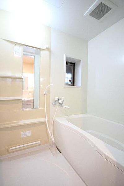 画像30:柔らかな光を取り込む浴室はほっと落ち着くぷらいべーとルームへ。一日の疲れを癒します。