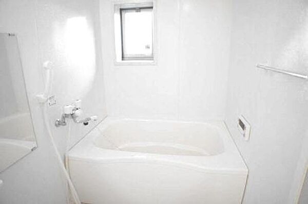 画像9:■浴室■1日の疲れを取るお風呂は白を基調とした清潔感ある浴室。沸かし直しができて経済的な追焚機能付☆換気小窓　物干しバーも付いてます