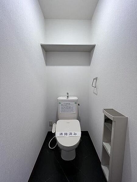 画像15:トイレには温水洗浄便座の設置がございます。