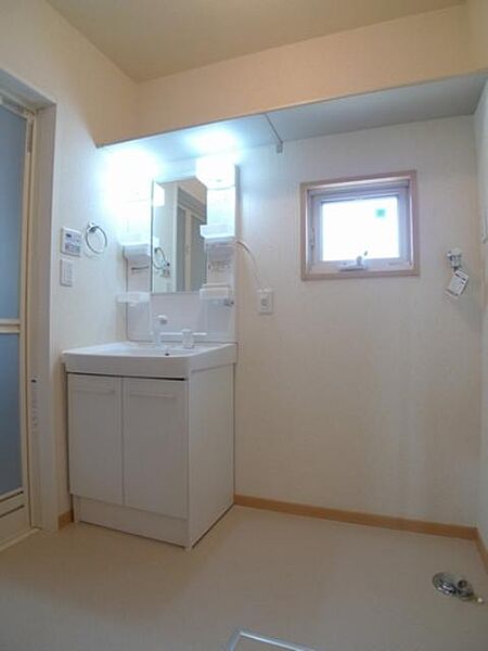 画像9:【洗面所】身支度に便利な独立洗面台です♪　洗濯機は室内置きです♪　上部の棚は収納スペースです♪