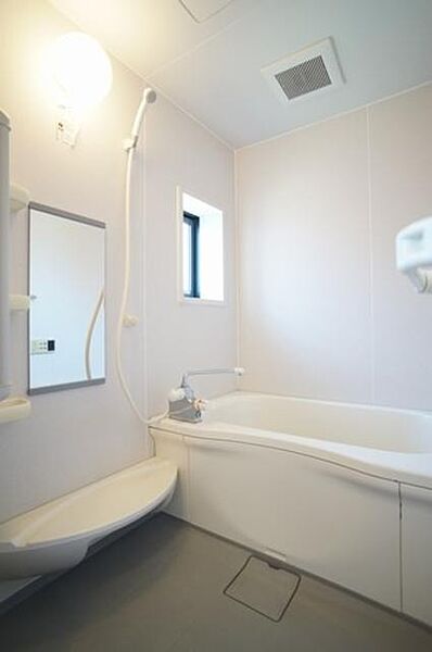 画像11:換気と採光を考慮した小窓付きの明るく、清潔感あるバスルーム♪明るい雰囲気の浴室は一日の疲れを癒やしてくれます♪