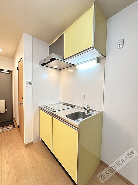 画像18:差し色の黄色が映える明るいキッチンです^^