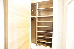 【シューズインクローゼット】靴を履いたまま出入りできるシューズインクロゼットを設けました。靴類やゴルフバッグやベビーカーなども収納できます。