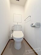 人気アイテムの温水洗浄便座。清潔感のあるトイレです。