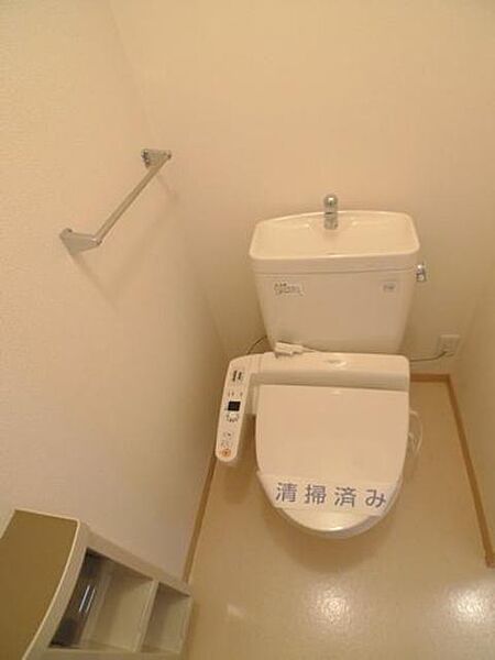 画像8:【トイレ】トイレには洗浄機能付き便座を設置♪　ツールボックスや上部棚、タオルハンガーを設置しております☆