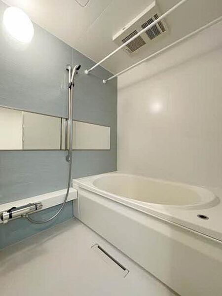 画像8:【浴室】1318サイズの浴室は、洗い場もしっかり確保できているので、立ったり座ったりの浴室内動作も、スムーズです。花粉シーズンや梅雨にも大活躍の浴室乾燥機付きです。