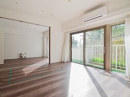 [居間] 明るく開放的な空間が広がるLDK。室内には豊かな陽光が注ぎ込み、爽やかな住空間を演出。