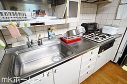 [キッチン] 使い勝手の良いシステムキッチンを採用！作業スペースも広めにとられておりご家族でお料理が楽しめます！
