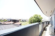 屋根もあり、突然の少雨も安心です　広いバルコニーの外には高い建物もほとんどなく長閑な街並みが広がっています　