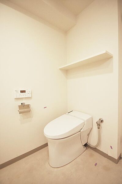 画像16:トイレは温水洗浄機能付です。便利な小棚もあります。