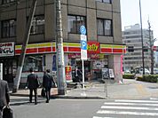 コンビニエンスストアデイリーヤマザキ岩本町和泉橋店まで148ｍ