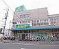 周辺：スーパーイワキ 淀店まで914m 住所は久世郡ですが、最寄は淀駅 町のスーパーです