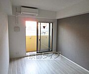 光が差し込むお部屋です