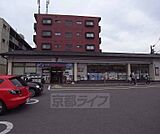 セブンイレブン 京都常盤店まで473m 丸太町通りのマツモトに西側にございます。
