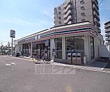 セブンイレブン天神川三条店まで32m 三条通り沿いにございます。駐車場も広々で、右京区役所の南側です。
