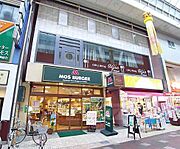 商店街の中のマンションです。