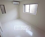 白が基調の明るい室内です