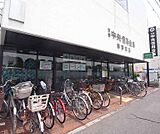 京都中央信用金庫 梅津支店まで258m 四条通沿いにございます。周辺にはスーパーやコンビニも多くあり