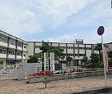 平野小学校まで554m