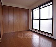 2面窓の明るい洋室です。
