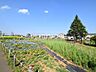 周辺：花と緑の広場 (820m)