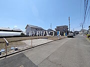 接道状況および現場風景　【日野市石田1丁目】 前面道路幅も約6mあるので、全体としての見通しがよく、すれ違いや車を出し入れする際も安心です。